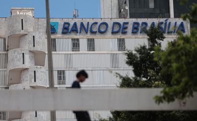 Brasília (DF), 19/11/2025 – Fachada do prédio do banco de Brasília (BRB).  Em março de 2025, o conselho do Banco BRB aprovou a compra de 58% do capital do Banco Master, valor estimado em R$ 2 bilhões.
O acordo previa que o BRB, uma sociedade de capital e controlada majoritariamente pelo Governo do Distrito Federal (GDF)
Foto: Joédson Alves/Agência Brasil