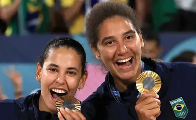 Paris 2024 Olympics - Beach Volleyball - Women's Victory Ceremony - Eiffel Tower Stadium, Paris, France - August 10, 2024. 
Gold medallists Ana Patricia Silva Ramos of Brazil and Eduarda Santos Lisboa of Brazil pose with medals. REUTERS/Esa Alexander REFILE - CORRECTING DATE FROM 