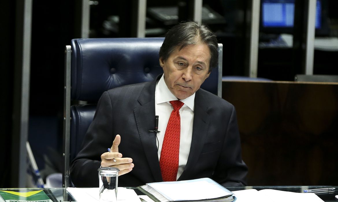 Brasília - O presidente do Senado, Eunício Oliveira, durante sessão deliberativa extradordinária (Marcelo Camargo/Agência Brasil)
