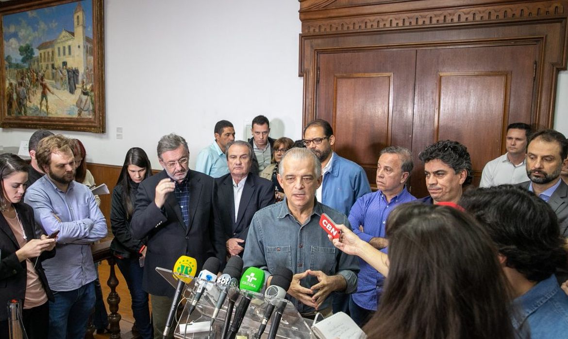 O governador de São Paulo, Márcio França, concede entrevista sobre a negociação com os caminhoneiros