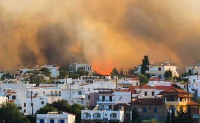 Incêndio perto da vila de Gennadi, na ilha de Rodes, na Grécia
25/07/2023
REUTERS/Nicolas Economou