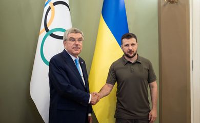 Presidente da Ucrânia, Volodymyr Zelenskiy, e presidente do COI, Thomas Bach, em Kiev