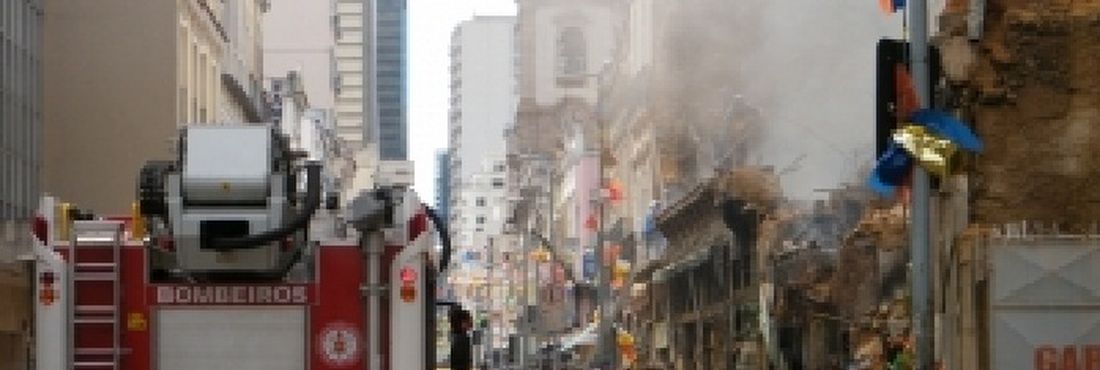 Rescaldo do incêndio que atingiu dez imóveis no centro de comércio popular Saara, no Rio de Janeiro. Cinco imóveis desabaram e um foi derrubado. Não houve vítimas.