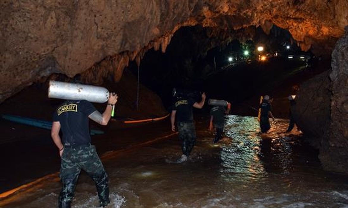 Adolescentes desaparecidos são encontrados com vida em caverna na Tailândia