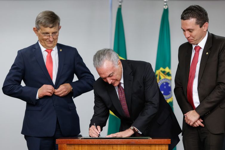 O presidente Michel Temer sanciona lei que institui Dia Nacional da Imigração Chinesa no Brasil. Ao lado, os deputados Darcísio Perondi e Fausto Pnato.