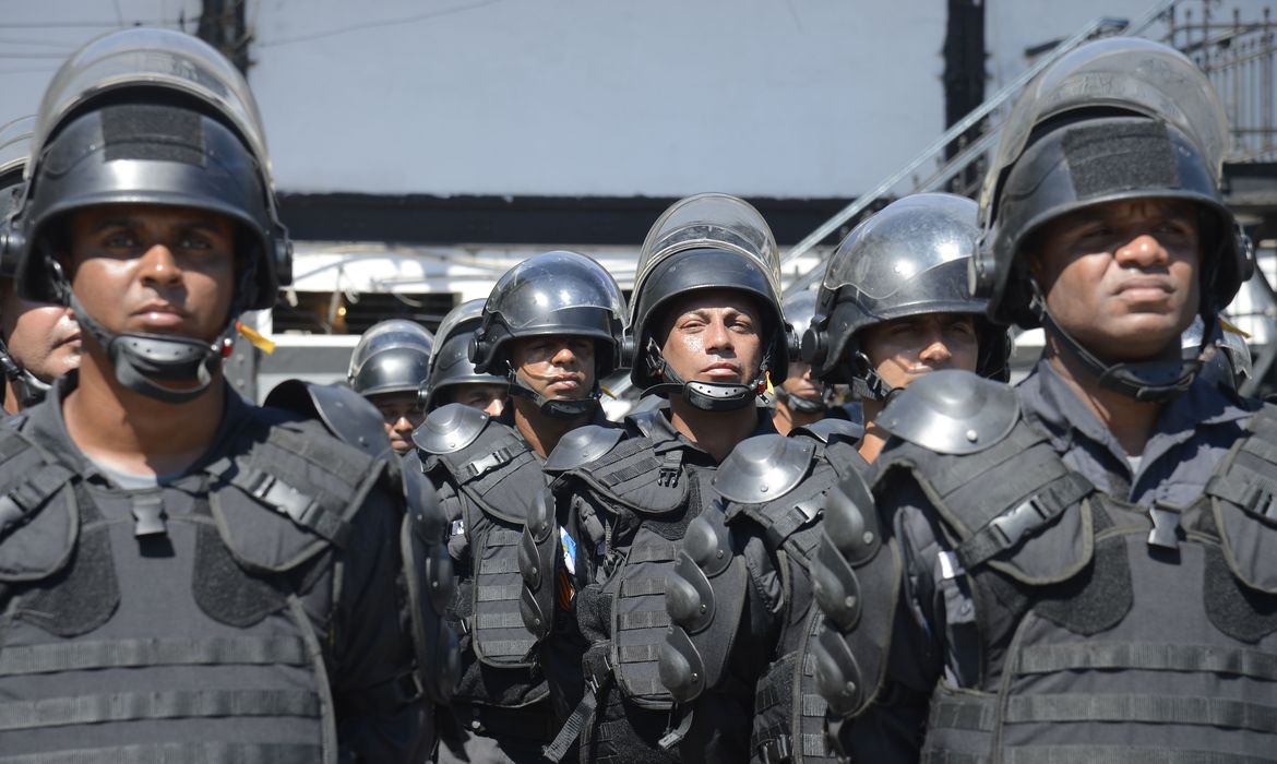 O comando da Polícia Militar do estado do Rio de Janeiro lança uma nova unidade da corporação, o RECOM (Rondas Especiais e Controle de Multidões), criado para ampliar o policiamento ostensivo nas vias urbanas. 
