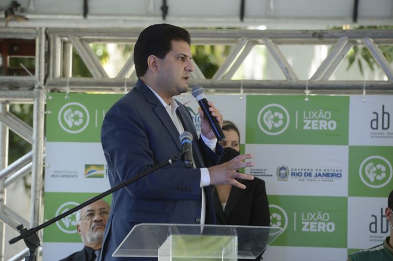 O secretário de qualidade ambiental do Ministério do Meio Ambiente, André França, fala durante inauguração da Central de Logística Reversa de Eletroeletrônicos, espaço de coleta de eletrônicos para reciclagem em Realengo, na zona oeste.