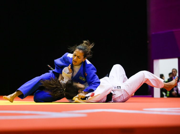 Jogos Paranamericanos Lima 2019 - Lucia Araujo (Azul) do Brasil luta contra Liana Mutia dos Estados Unidos.