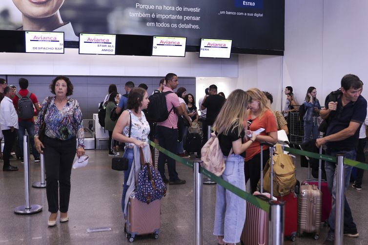 A Agência Nacional de Aviação Civil (Anac) suspendeu cautelarmente todas as operações da Avianca Brasil. Com a medida, estão suspensos todos os voos até que a empresa comprove capacidade operacional para manter as operações com segurança. 