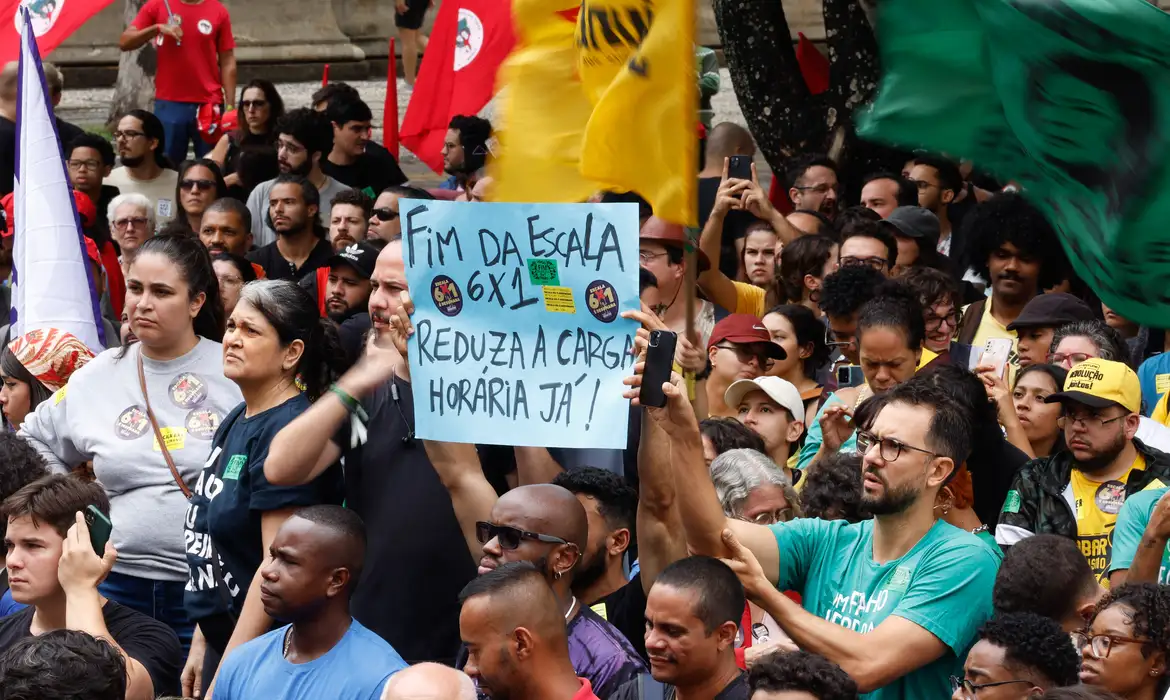 Rio de Janeiro (RJ), 15/11/2024 - Manifestantes se reunem em protesto pelo fim da jornada  de trabalho 6 x 1, na Cinelândia, centro da cidade. Foto: Tânia Rêgo/Agência Brasil