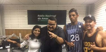 Professores do projeto RAP e o rapper Ícaro Alves (ao centro) com Ediléia Martins