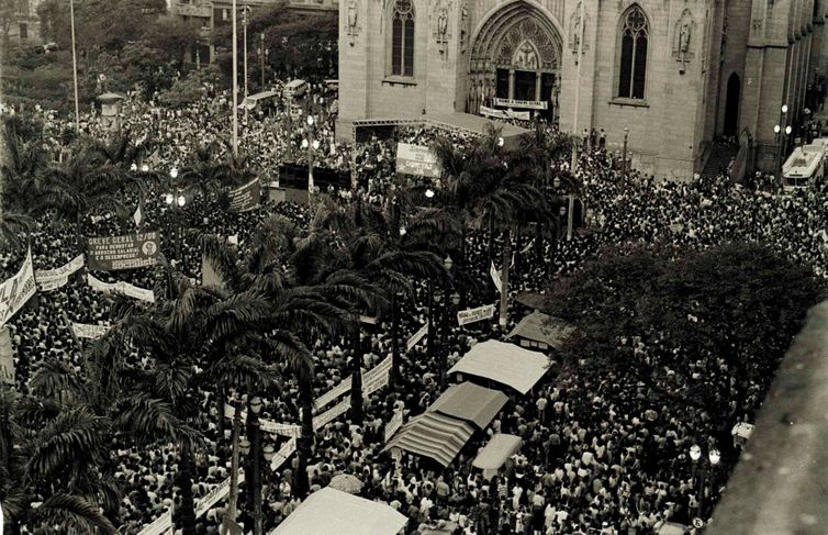 Passeata pelas “Diretas Já!”, São Paulo-SP, [25 janeiro] de 1984.  Foto: CSBH/FPA.
