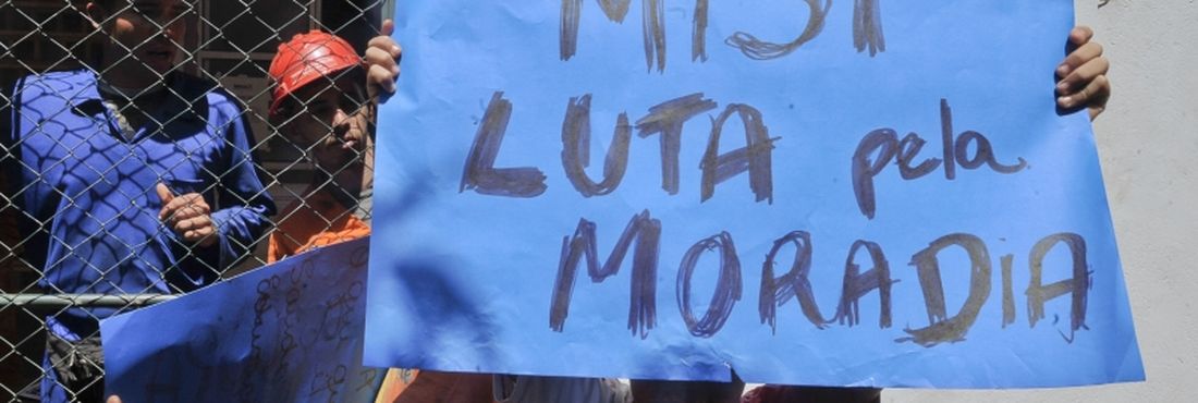 Integrantes do Movimento dos Trabalhadores Sem Teto (MTST) fazem manifestação em  Brasília