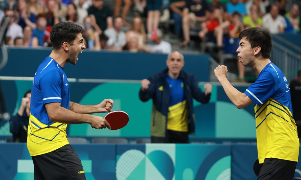 Guilherme teodoro e vitor ishi comemoram classificação às quartas de final ^masculinas da competição por equipes do tênis de mesa em Paris 2024 - em 05/8/2024