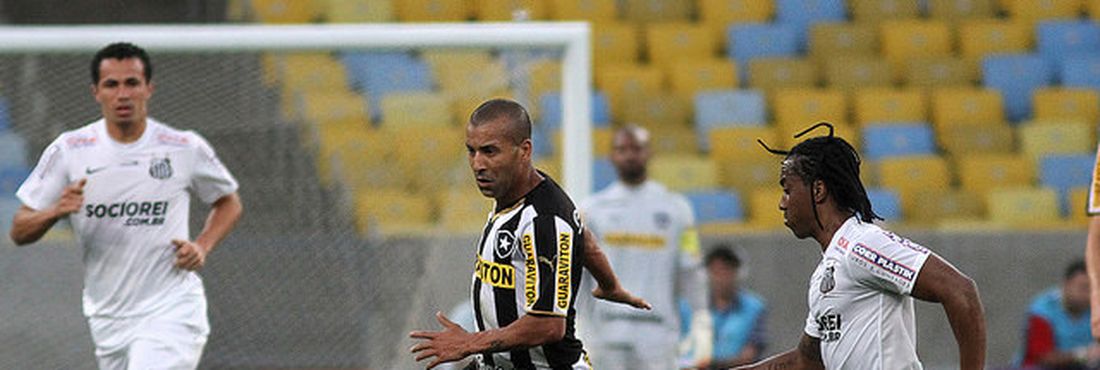 Quando se enfrentaram pelo turno do Campeonato Brasileiro, em jogo válido pela 18ª rodada, o Botafogo bateu o Santos por 1 a 0 no Maracanã