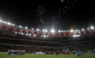 Homenagem às vítimas do incêndio no Centro de Treinamento do Flamengo antes da partida da semifinal da Taça Guanabara entre Flamengo e Fluminense, no Estádio do Maracanã, Rio de Janeiro.