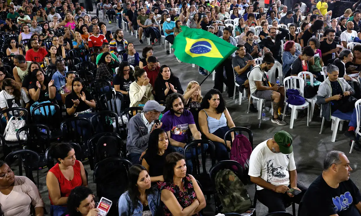Rio de Janeiro (RJ), 04/12/2024 - Professores municipais votam em assembleia, na quadra da  Escola de Samba São Clemente, pela continuação da greve e contra o projeto de lei complementar que propõe mudanças no regime de trabalho e nas contratações no funcionalismo municipal (PLC 186/2024). Foto: Tânia Rêgo/Agência Brasil