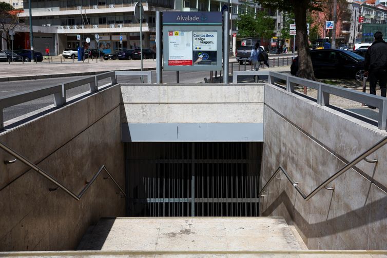 Estação de metrô em Lisboa fehcada devido ao apagão Portugal April 28, 2025. REUTERS/Pedro Nunes