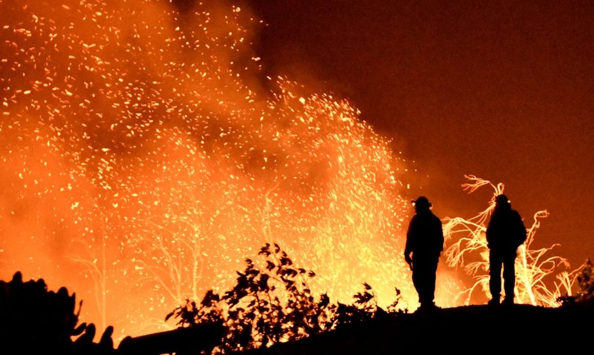 Bombeiros monitoram incêndio florestal na Califórnia