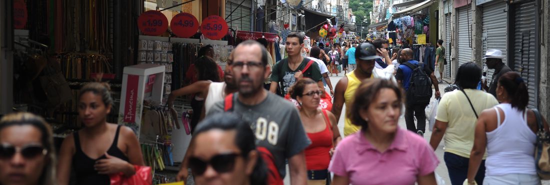 Movimento de consumidores para compras de Natal de última hora na região do Saara, no Rio de Janeiro