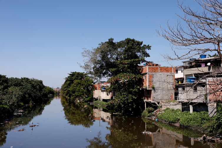 Rio de Janeiro (RJ), 29/08/2024 - Rio Faria-Timbó, na comunidade de Manguinhos, zona norte da cidade. Um esgoto a céu aberto. Foto: Tânia Rêgo/Agência Brasil