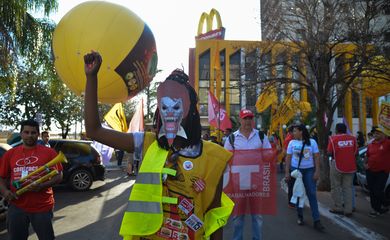 trabalhadores e sindicalistas que apoiam a campanha #SemDireitosNãoéLegal, participam de um protesto por direitos trabalhistas na rede McDonald’s