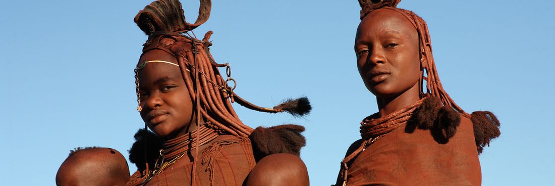 Habitantes das terras do sudoeste de Angola, África, provenientes dos povos bantos, os hereros são donos de uma tradição ancestral passada oralmente de pai para filho