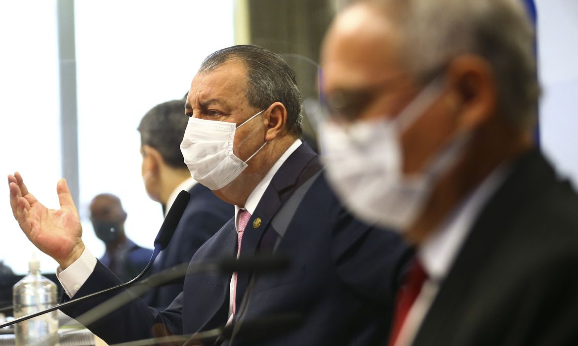 Os senadores Omar Aziz e  Renan Calheiros durante sessão para votação do relatório da CPI da Pandemia.