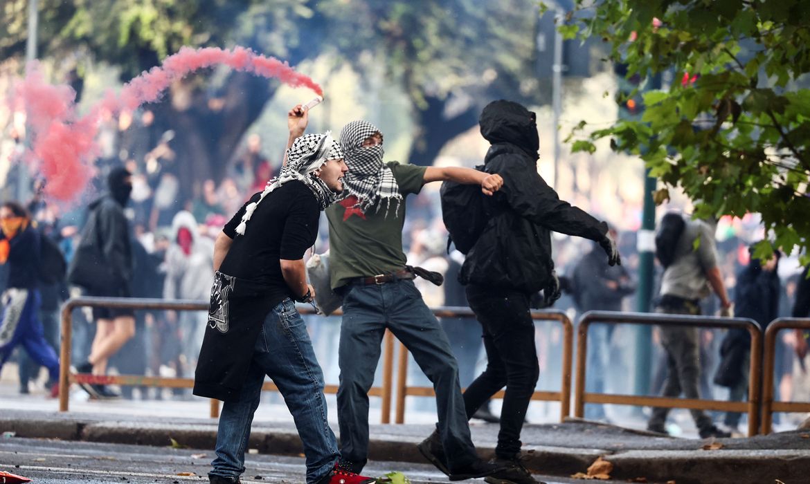 05/10/2024 Roma, Itália. Manifestantes jogam objetos durante confrontos com oficiais da Polícia e da Guardia di Finanza, em um protesto para expressar apoio aos palestinos em Gaza, antes do aniversário do ataque de 7 de outubro, em meio ao conflito Israel-Hamas, em Roma, Itália, 5 de outubro de 2024 REUTERS/Yara Nardi.