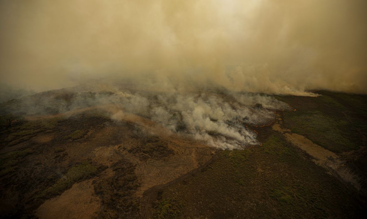 Porto Jofre (MT) 17/11/2023 – Cortina de fumaça profocada pelo incêndio florestal que atige o Pantanal.
Foto: Joédson Alves/Agência Brasil