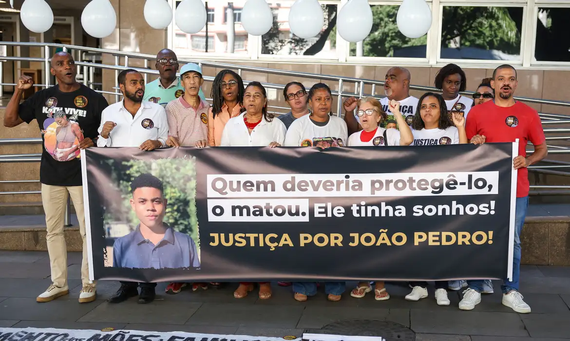 Rio de Janeiro (RJ), 20/05/2025 –  Ato pede justiça para João Pedro, morto durante ação policial no Complexo do Salgueiro, em São Gonçalo, Região Metropolitana do Rio, em 2020, no Tribunal de Justiça. Foto: Tomaz Silva/Agência Brasil