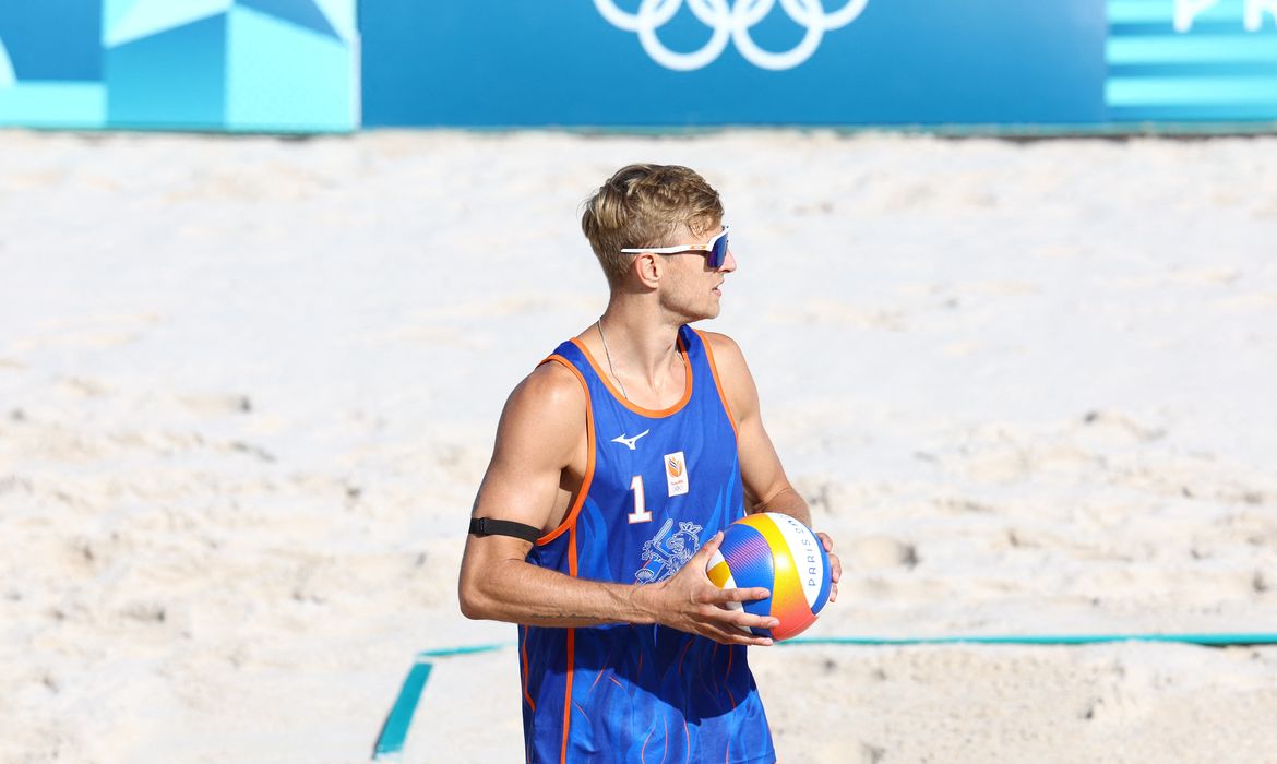 Paris 2024 Olympics - Beach Volleyball - Men's Preliminary Phase - Pool B - Netherlands vs Italy (van de Velde/Immers vs Ranghieri/Carambula) - Eiffel Tower Stadium, Paris, France - July 28, 2024. Steven van de Velde of Netherlands in action. REUTERS/Esa Alexander