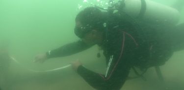 O arqueólogo Luís Felipe analisa diferentes naufrágios encontrados na região de Angra 