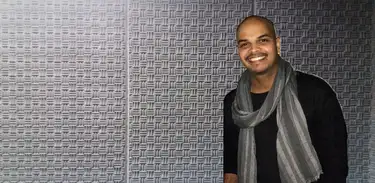 Marcel Powell no estúdio da Rádio MEC