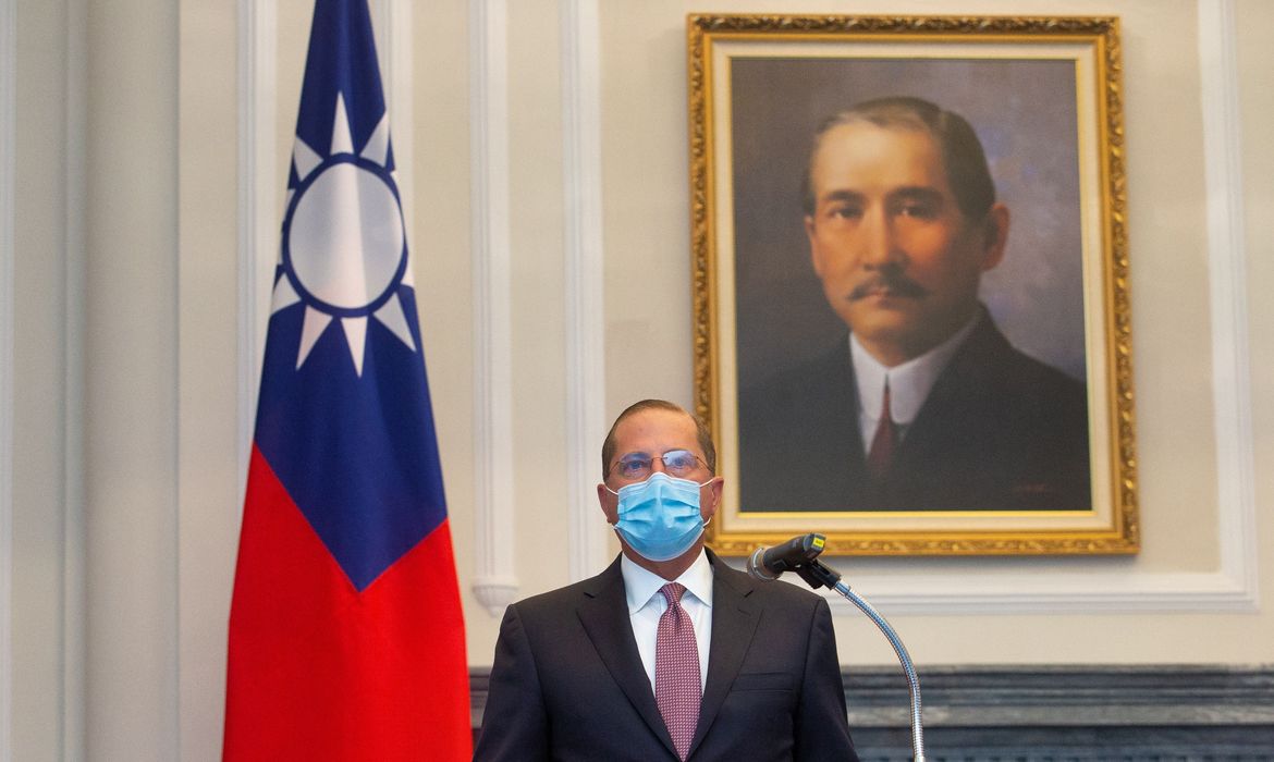 Secretário de Saúde dos EUA, Alex Azar, fala durante encontro com presidente de Taiwan, Tsai Ing-wen