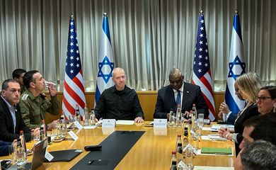 Secretário de Defesa dos EUA Lloyd Austin e ministro israelense Yoav Gallant em Tel Aviv
 18/12/2023   REUTERS/Phil Stewart
