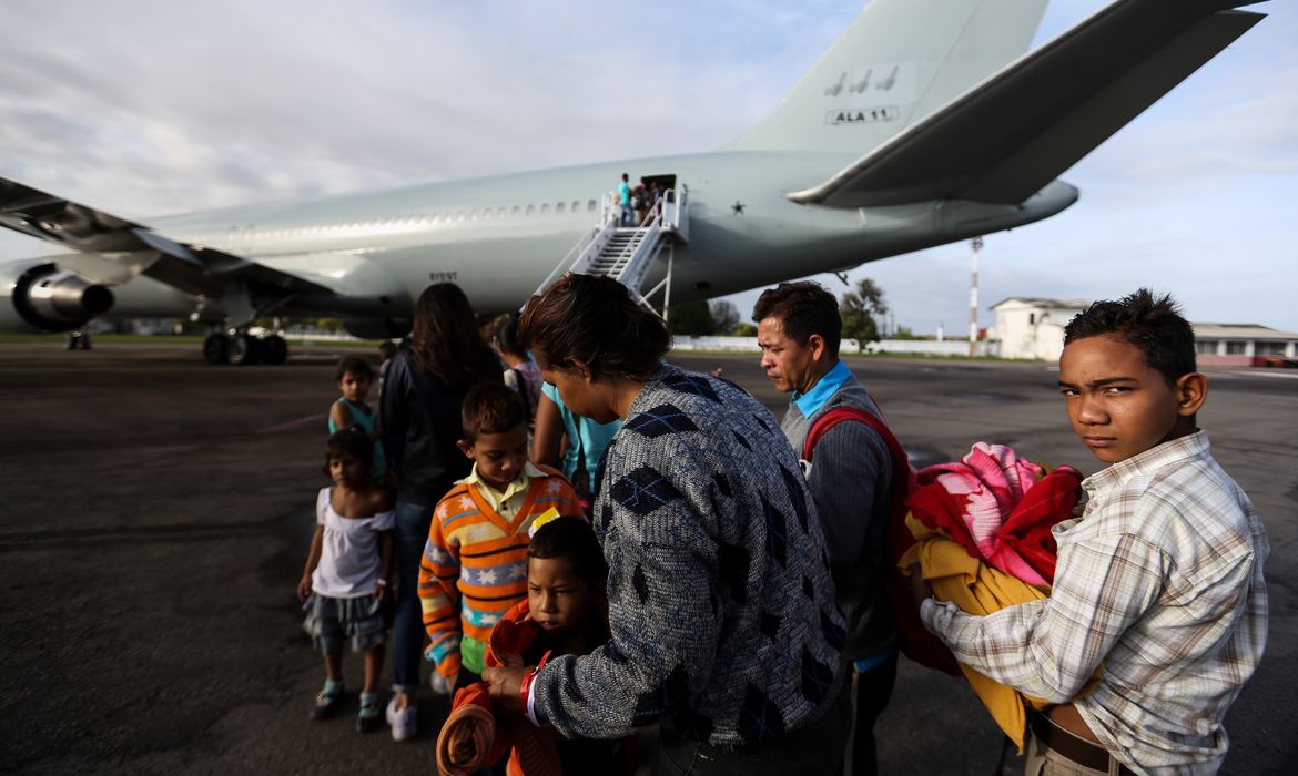 Refugiados venezuelanos embarcam em avião da Força Aérea Brasileira, em Boa Vista, com destino à Manaus e São Paulo.