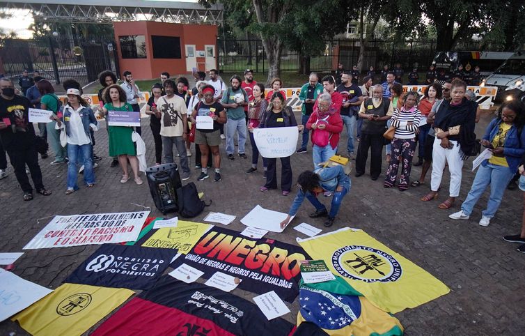 Brasília - 25/05/2023 -  Ato em solidariedade ao jogador Vini Jr. em frente a embaixada da Espanha contra o racismo (Cartão Vermelho para o Racismo). Foto: Rafa Neddermeyer/ Agência Brasil