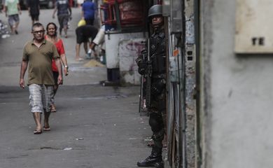 Forças de segurança fazem operação em comunidades da zona sul do Rio, como na Rocinha, e prendem 16 pessoas