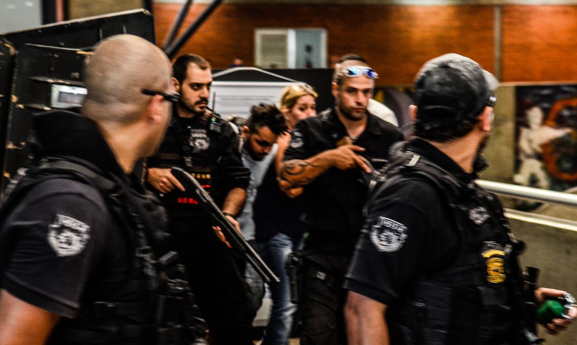 São Paulo - Os agressores do vendedor ambulante Luiz Carlos Ruas saem da Delegacia de Polícia do Metropolitano, na Barra Funda, após prestarem depoimento  (Rovena Rosa/Agência Brasil)