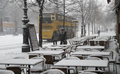 Frio que atinge vários países da Europa deixa ruas de Berlim, na Alemanha, quase vazias