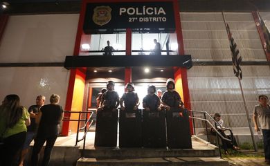 São Paulo, (SP), 06.12.2023 - Manifestantes contrários à privatização da Sabesp, fazem vigília na frente do 27ª DP contra a prisão de três pessoas durante a votação na ALESP.  Foto: Paulo Pinto/Agência Brasil