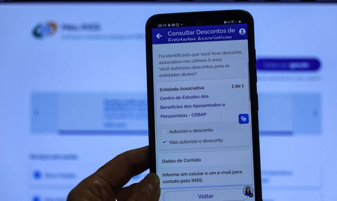 Brasília (DF), 14/05/2025 - Aposentada Neide Maria, recebeu o aviso no APP meu INSS, que teve desconto associativo nos últimos 5 anos.
A partir desta quarta-feira (14), os aposentados e pensionistas do Instituto Nacional do Seguro Social (INSS) podem requerer a devolução de valores descontados indevidamente nos últimos anos. O pedido deve ser feito por meio do aplicativo Meu INSS, pelo site de mesmo nome ou pelo telefone 135.
Foto: Joédson Alves/Agência Brasil