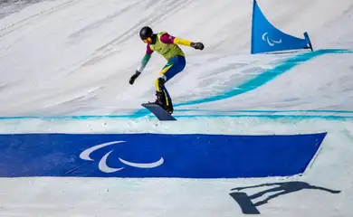 Andre Barbieri sofre queda em treino de snowboard em Cortina D'Ampezzo, na véspera da abertura da Paralimpíada - em 05/03/2026