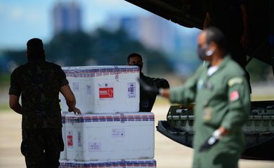 O avião C-130 (Hércules), da Força Aérea Brasileira (FAB), chega à Brasília com vacinas para combate à  Covid 19