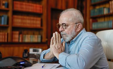  14/10/2023, presidente da República, Luiz Inácio Lula da Silva, conversou neste sábado, dia 14 de outubro, no início da tarde (14h), por telefone, com o presidente da Autoridade Palestina, Mahmoud Abbas, líder do povo palestino, na busca de apoio para a saída dos brasileiros da Faixa de Gaza. O presidente lembrou o reconhecimento brasileiro do Estado palestino. Foto Ricardo Stuckert/ PR