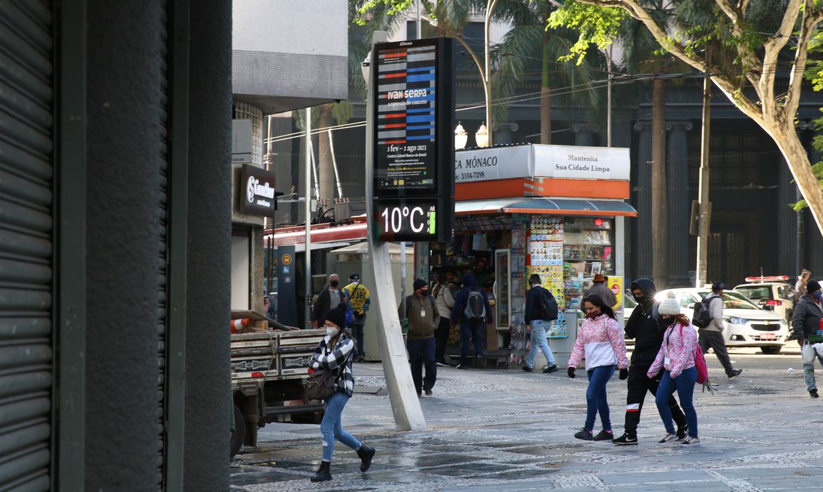 Frente fria provoca quedas de temperatura em São Paulo nesta sexta-feira (30).