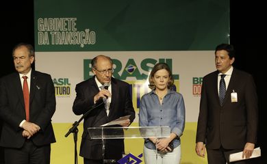 O vice-presidente eleito e coordenador da Transição, Geraldo Alckmin, acompanhado dos também coordenadores Aluizio Mercadante, Gleisi Hoffmann, e Floriano Pesaro,  apresentou em coletiva os novos nomes que comporão os grupos técnicos