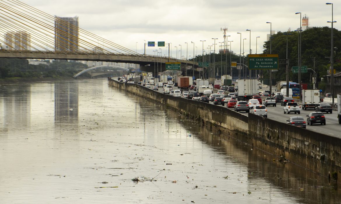 Trânsito e risco de alagamentos na Marginal Tietê.
