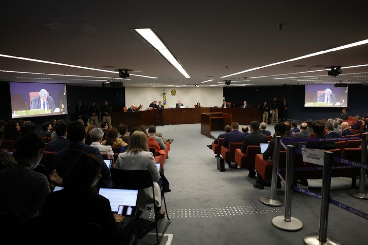 Fabio Rodrigues-Pozzebom/ Agência Brasil O jurista Serrano lembrou que, contraditoriamente, Fux reconheceu a competência do STF para julgar os manifestantes que quebraram a Praça dos Três Poderes em 8 de janeiro.